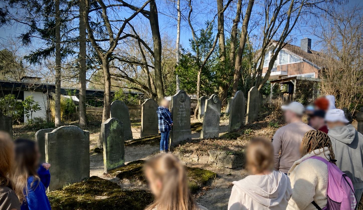 exkursion_2026_juedischer_friedhof_gifhorn_foerderverein_humboldtgymnasium Schüler:innen_und_Grabsteine_auf_dem_jüdischen_Friedhof_Gifhorn